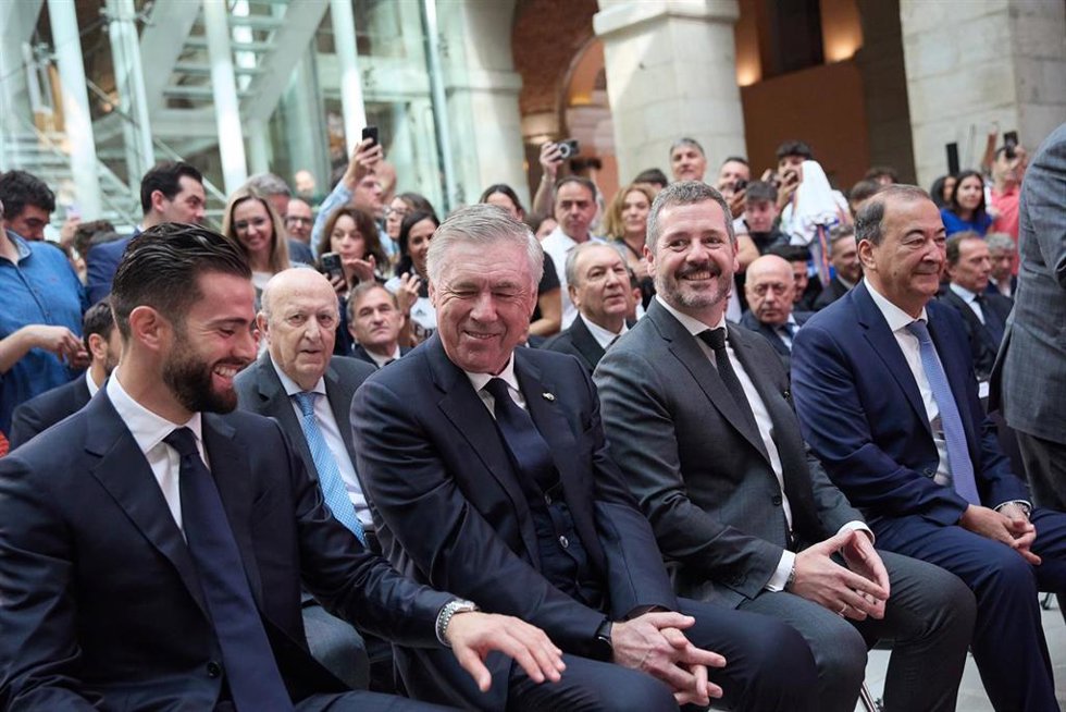 Archivo - (I-2D) El capitán del Real Madrid, Nacho Fernández, el entrenador del Real Madrid, Carlo Ancelotti, y el consejero de Cultura, Turismo y Deporte, Mariano de Paco, durante la recepción del Real Madrid Club de Fútbol, en la Real Casa de Correos,