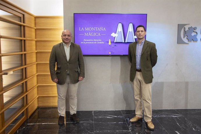 El delegado de Cultura, Gabriel Duque (izda.), en la presentación de 'La Montaña Mágica'.