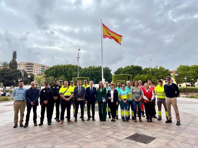 Los concejales Pilar Torres, Fulgencio Perona y Jesús Pacheco con parte del personal del dispositivo especial desplegado en los cementerios por el día de Todos los Santos