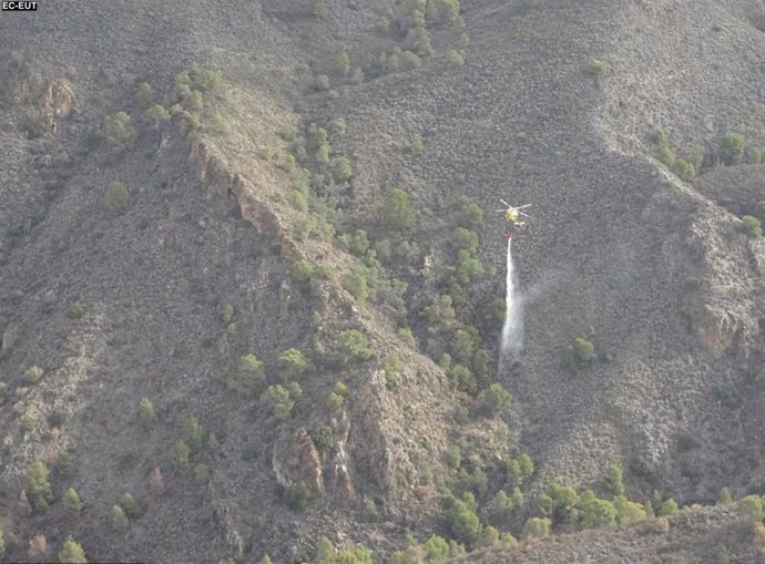 Trabajos de extinción de un conato de incendio forestal en la cara norte de la Sierra de Carrascoy, en Alhama de Murcia (Murcia)