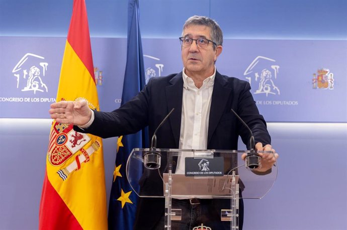 El portavoz del PSOE en el Congreso, Patxi López, durante una rueda de prensa posterior a la reunión de la Junta de Portavoces, en el Congreso de los Diputados, a 29 de octubre de 2024, en Madrid (España).