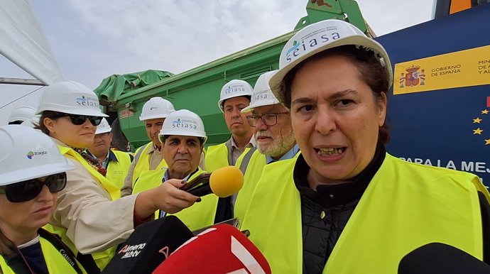 La secretaria de Estado de Agricultura y Alimentación, Begoña García, atiende a los medios en El Ejido (Almería)