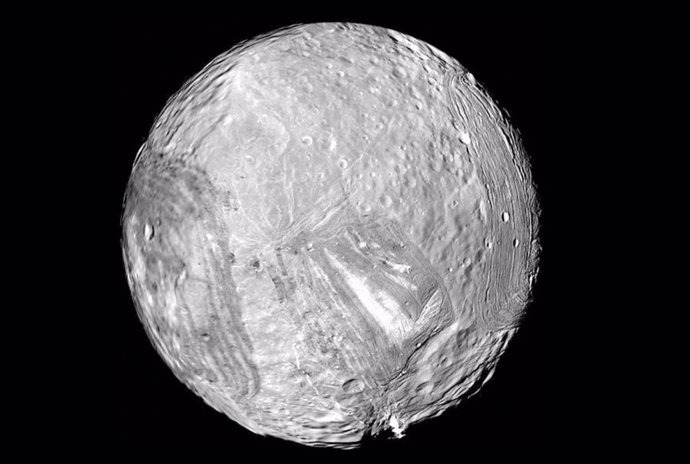 La luna helada de Urano, Miranda, capturada por la nave espacial Voyager 2 de la NASA el 24 de enero de 1986.