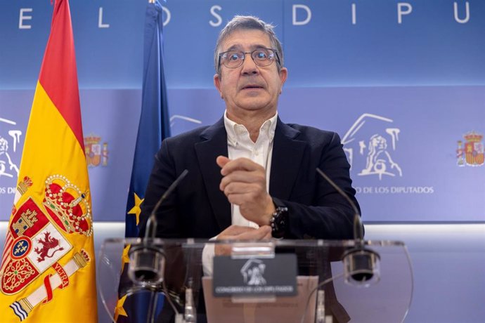 El portavoz del PSOE en el Congreso, Patxi López, durante una rueda de prensa posterior a la reunión de la Junta de Portavoces, en el Congreso de los Diputados, a 29 de octubre de 2024, en Madrid (España).