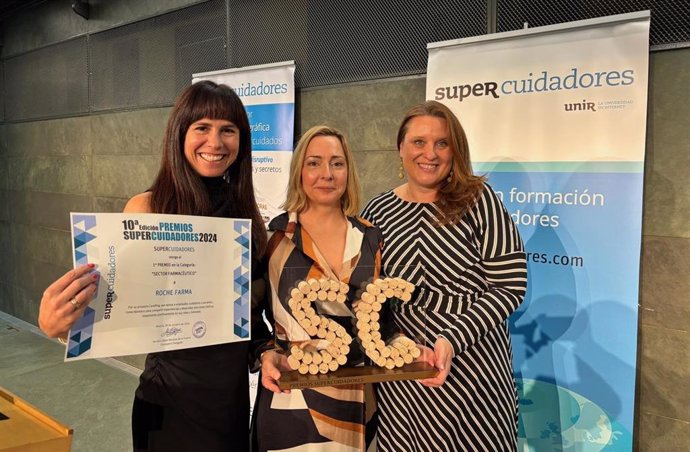 Nathalie Ramírez, Mar Sanabria y Sara Ladrón de Guevara (embajadoras y miembros de la comunidad CareRing de Roche), en el acto de entrega.