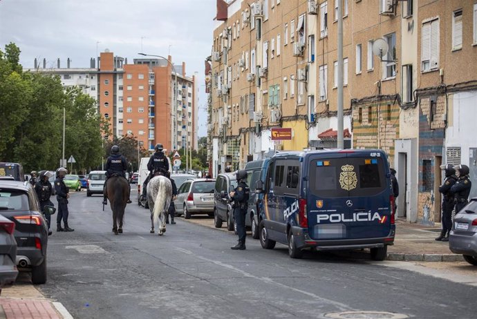 Imagen de parte del dispositivo desplegado en El Torrejón (Huelva) este martes.