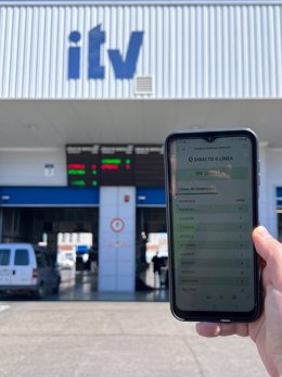 Archivo - Aplicación web 'Directo a Línea' en una estación de ITV.