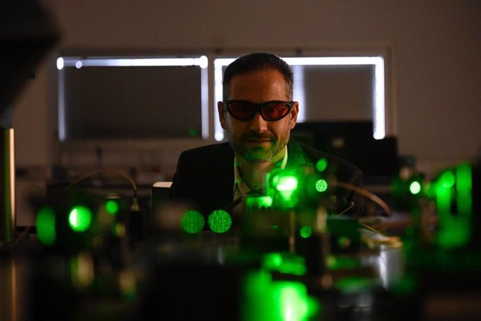 Javier Prior trabajando con la plataforma cuántica que han logrado desarrollar en la Universidad de Murcia.