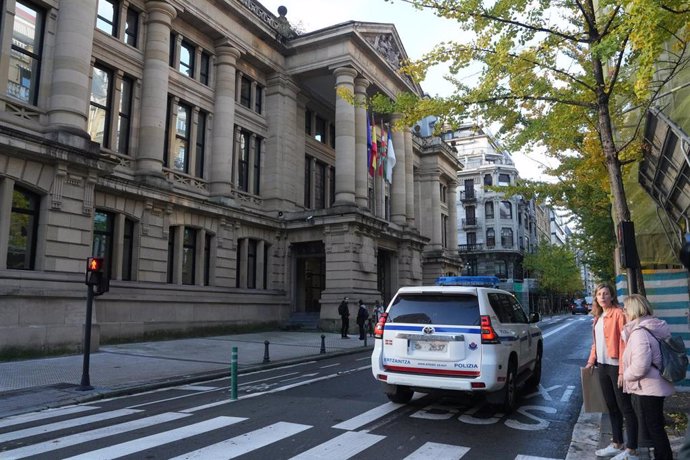 Archivo - Un coche de la Ertzaintza pasa junto a la Audiencia de Gipuzkoa.