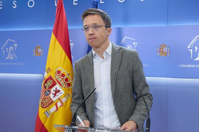 El portavoz de Sumar Iñigo Errejón durante una rueda de prensa posterior a la reunión de la Junta de Portavoces, en el Congreso de los Diputados, a 22 de octubre de 2024, en Madrid (España).