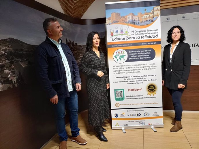 Antonio Salvador, Esther Gutiérrez y Sara Andrada, en la presentación del VI Congreso Mundial con Infancia y Adolescencia que se celebrará en Cáceres en noviembre