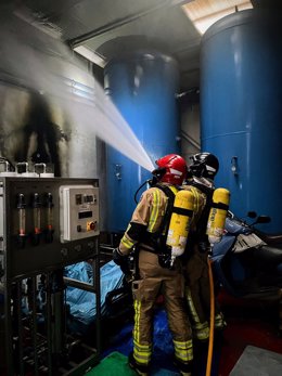 Bomberos del CEIS extinguen un incendio declarado en el cuadro eléctrico de un bodega de vinos de Yecla