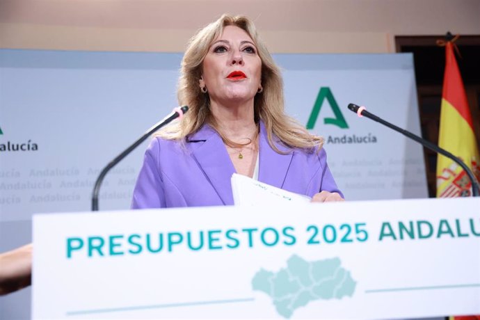 La consejera de Economía, Hacienda y Fondos Europeos Y portavoz del gobierno, Carolina España, interviene en la rueda de prensa posterior al Consejo de Gobierno. A 29 de octubre de 2024, en Sevilla (Andalucía, España). Comparece la consejera de Economía, 