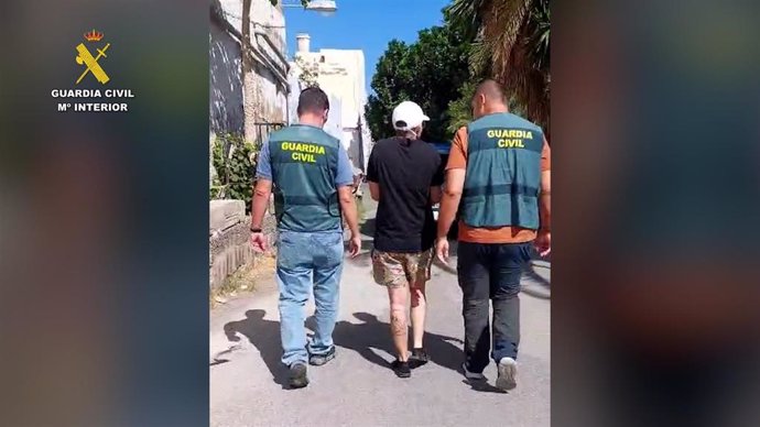 Agentes de la Guardia Civil con el detenido por hechos ocurridos en una guagua de Global que hacía el trayecto Puerto de Mogán-Las Palmas