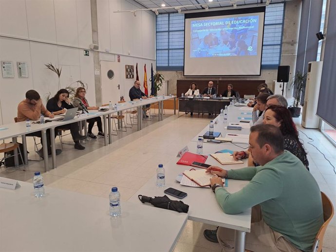 El consejero de Educación y Formación Profesional, Víctor Marín, preside la Mesa Sectorial de Educación