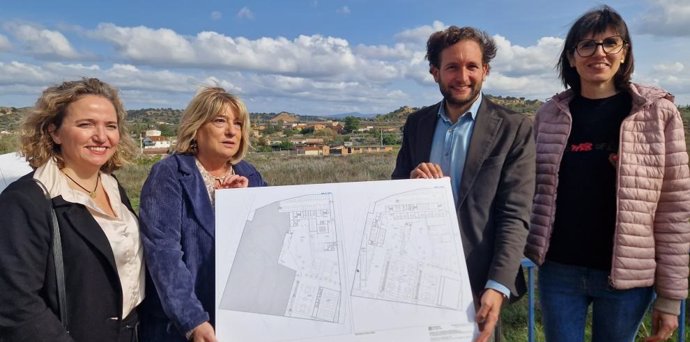 La consejera de Educación, Tomasa Hernández,  y el alcalde de Monzón, Isaac Claver, han visitado los terrenos donde se levantará el nuevo instituto de Monzón.