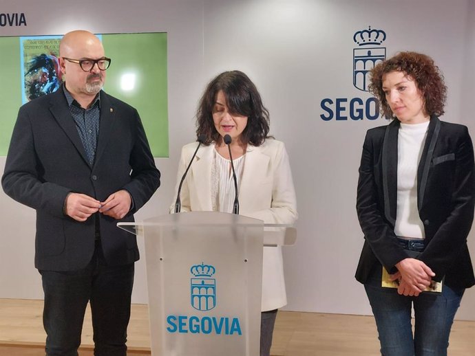 La coordinadora adjunta de CNDM, Maider Múgica, entre la coordinadora de la Fundación Don Juan de Borbón, Noelia  Gómez, y el Concejal de Cultura, Juan Carlos Monroy