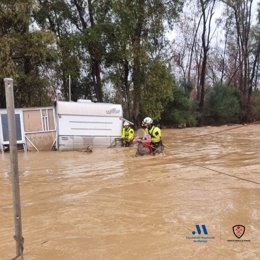 En Pizarra, bomberos del CPB de la dotación de Coín han rescatado a cuatro personas y dos perros que habían quedado atrapados por el agua en el interior de un vehículo tipo caravana.