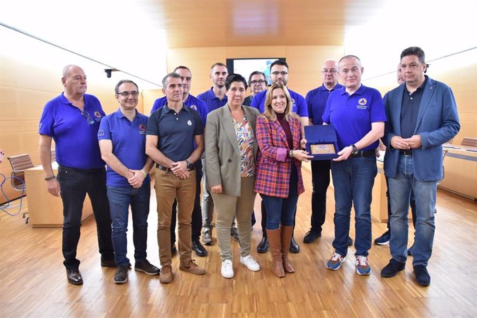 La presidenta del Cabildo, Rosa Dávila, entrega una placa conmemorativa a uno de los representantes de la delegación del Mecanismo de Protección Civil de la Unión Europea