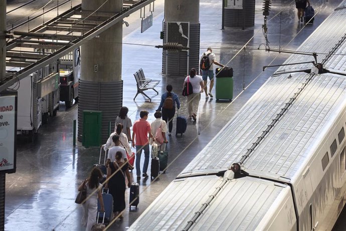 Archivo - Varias personas en la estación de trenes Puerta de Atocha-Almudena Grandes, a 18 de agosto de 2024, en Madrid (España). Renfe ha ofrecido cerca de 1,8 millones de plazas en alrededor de 6.800 trenes entre AVE, Avlo, Alvia, Euromed, Intercity, Av