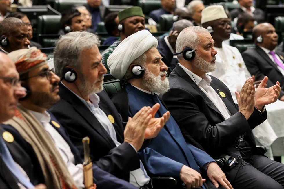 Archivo - El nuevo líder de Hezbolá, Naim Qasem (centro), junto al fallecido líder del brazo político de Hamás, Ismail Haniye (d), y el jefe de Yihad Islámica, Ziad Najalé (i), durante la toma de posesión de Masud Pezeshkian como nuevo presidente de Irá