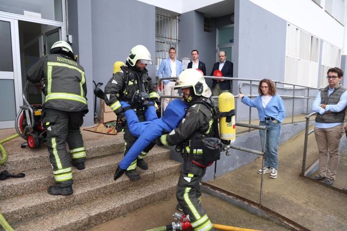 Bomberos de Mallorca participan en un simulacro de incendio en el CEIP Ponent de Inca.