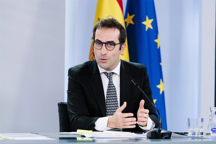 El ministro de Economía, Comercio y Empresa, Carlos Cuerpo, durante una rueda de prensa posterior a la reunión del Consejo de Ministros, en el Palacio de La Moncloa, a 15 de octubre de 2024, en Madrid (España). 