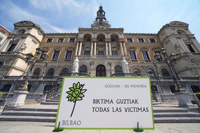 Cartel del Ayuntamiento de Bilbao en recuerdo de todas las víctimas del terrorismo