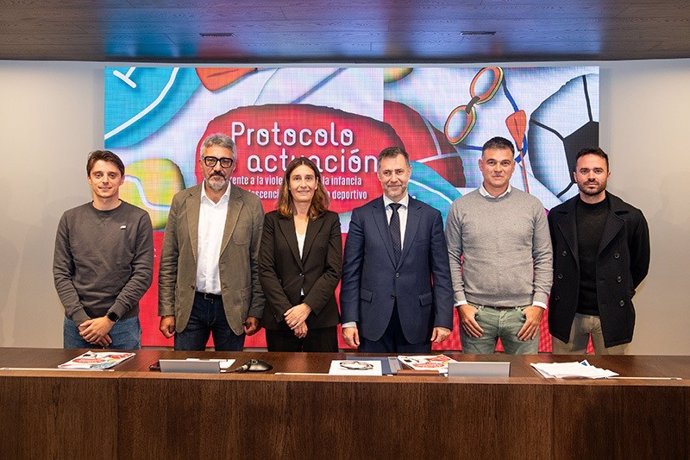 El consejero de Cultura, Turismo y Deporte, Luis Martinez Abad, y la directora general de Deporte, Susana Ruiz, junto con Gonzalo Silió y Victor Diego, del Racing en la presentación del Protocolo contra la violencia infantíl y adolescente en el deporte