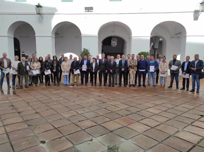 Foto de familia en la firma del convenio de Diputación con los ayuntamientos.