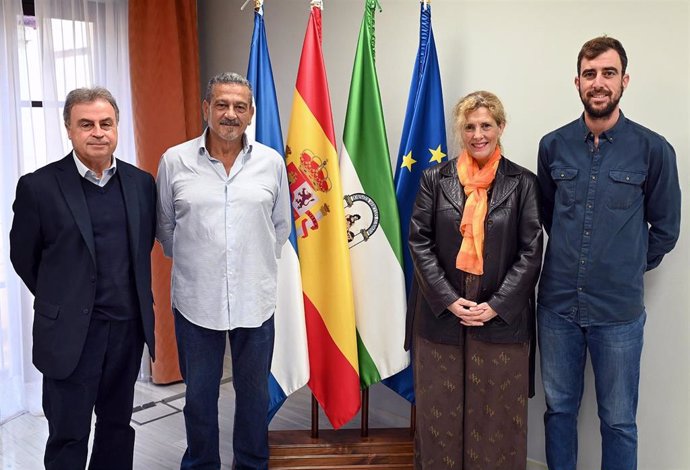 El teniente de alcaldesa y delegado de Turismo en el Ayuntamiento de Jerez, Antonio Real, junto a Jaime Valle Verdugo, miembro de Ainise, y Judit Anda, presidenta de la Yeguada Cartuja Hierro del Bocado.