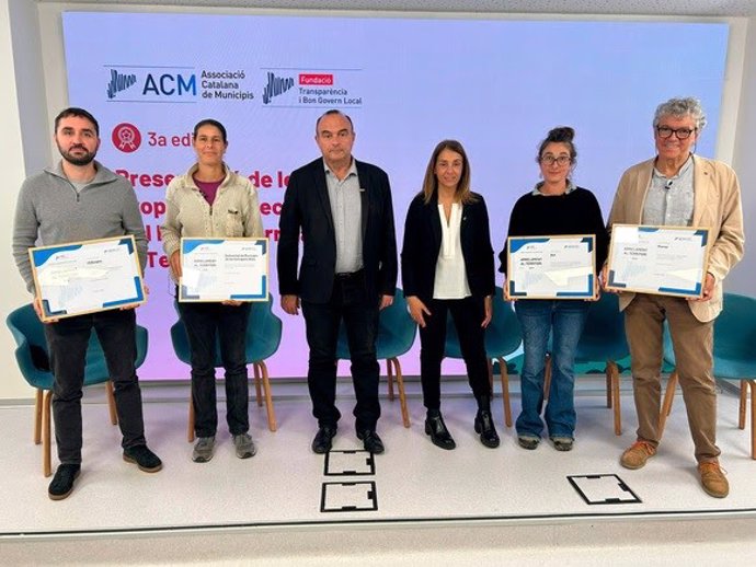 La presidenta de la ACM, Meritxell Budó, y el vicepresidente primero, Jaume Oliveras, junto a los representantes de los municipios seleccionados en el 'Proyecto de Arraigo al Territorio'