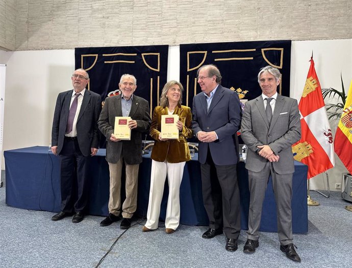 El expresidente de la Junta Juan Vicente Herrera, junto a su antecesor Demetrio Madrid, el exprocurador Jesús Quijano, el profesor de la UVA Enrique Berzal y la expresidenta del Consejo Consultivo, María José Salgueiro, en la presentación del libro.