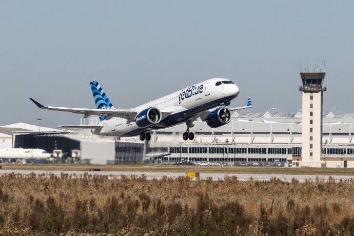 Archivo - Avión de JetBlue.