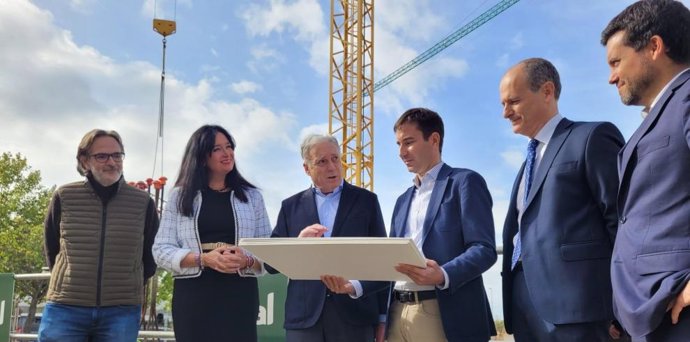 El consejero Octavio López durante la visita al inicio de las obras de una promoción de 90 VPA en Huesca.