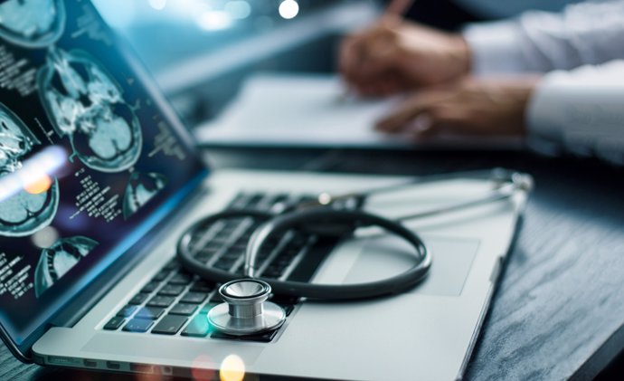 Médico estudiando el cerebro de un paciente.