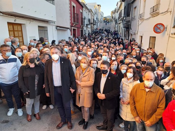 Archivo - Concentración de apoyo al alcalde de Navas de San juan, Joaquín Requena tras el incendio intencionado de la fachada de su vivienda/Archivo