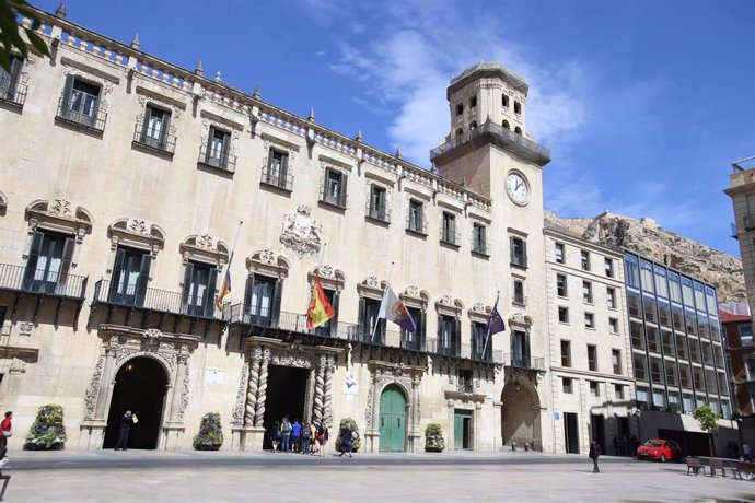 Imagen de archivo de la fachada del Ayuntamiento de Alicante.