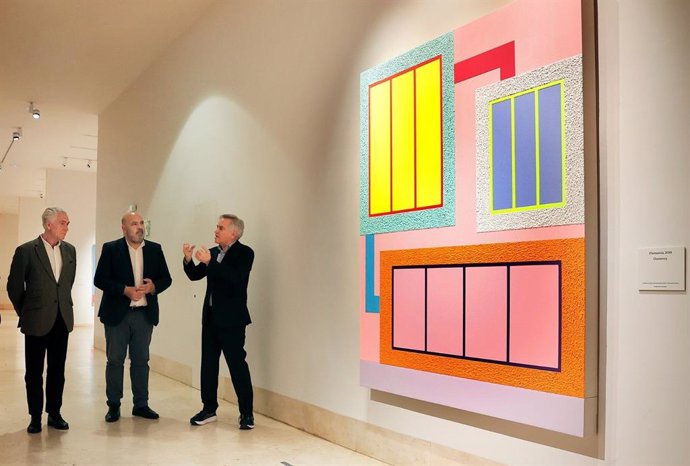 El alcalde de Palma, Jaime Martínez, visita en el Thyssen la retrospectiva de Peter Halley, que llegará al Solleric a partir del 22 de marzo