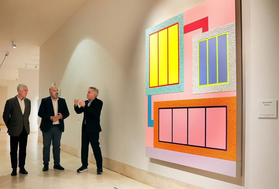 El alcalde de Palma, Jaime Martínez, visita en el Thyssen la retrospectiva de Peter Halley, que llegará al Solleric a partir del 22 de marzo