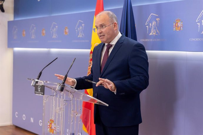 El portavoz del PP en el Congreso, Miguel Tellado, durante una rueda de prensa posterior a la reunión de la Junta de Portavoces, en el Congreso de los Diputados, a 29 de octubre de 2024, en Madrid (España).