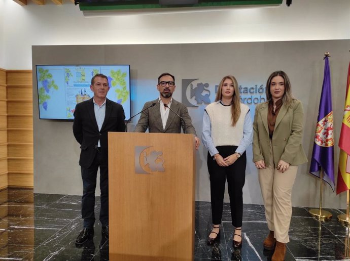 El delegado de Desarrollo Económico, Promoción y Empleo en la institución provincial y presidente de Iprodeco, Félix Romero (centro), en la presentación de la Fiesta de la Trasiega.