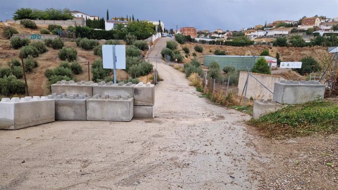 El muro entre Altos del Puente Nuevo y La Manseguilla con una parte de los bloques de hormigón retirada.