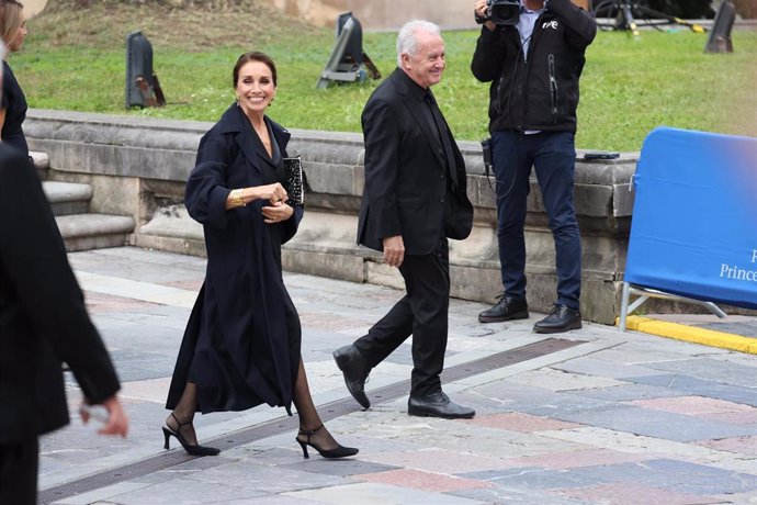 Ana Belén y Víctor Manuel a la salida del Hotel Reconquista para dirigirse al Teatro Campoamor ante la ceremonia de entrega de los 'Premios Princesa de Asturias 2024', a 25 de octubre de 2024, en Oviedo, Asturias (España). La Fundación Princesa de Asturia