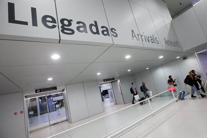 Archivo - Varios pasajeros llegan en el vuelo inaugural de la conexión Madrid-Región de Murcia, a 1 de diciembre de 2023, en Murcia, Región de Murcia (España). 