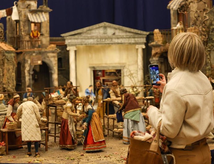 Archivo - Una persona toma fotografías del Belén del Príncipe durante su presentación, en el Palacio Real 