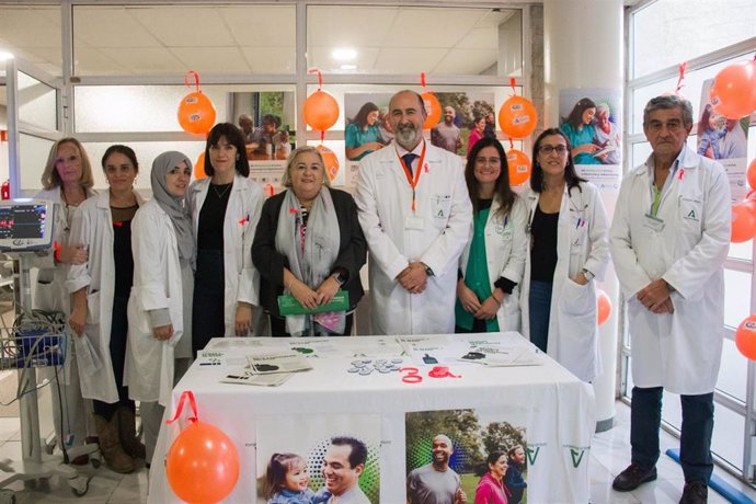 Mesa informativa hoy en el Hospital Juan Ramón Jiménez de Huelva para concienciar sobre la prevención del ictus y los signos de alerta en el Día Mundial.