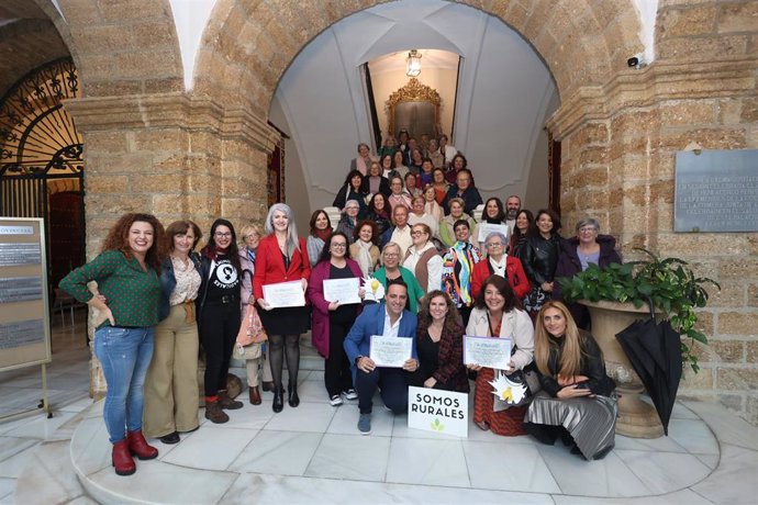 La diputada de Igualdad y Diversidad, Susana Sánchez Toro, en la foto de familia de los premios de Feminismo Rural que se ha desarrollado en el Palacio Provincial de la Diputación.