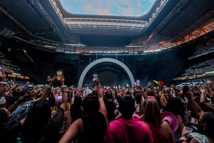 Archivo - Ambiente previo al concierto de Karol G en el Santiago Bernabéu, a 20 de julio de 2024