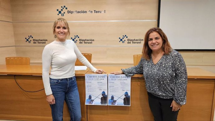 La diputada Beatriz Redón y la alcaldesa de Castellote, Raquel Benedí, durante la prresentación de la recreación histórica.